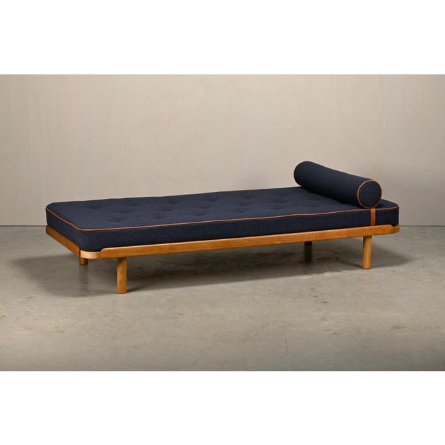 1960s Scandinavian Daybed in Oak and Dark Blue Bouclé Fabric with Leather Accents, 1960s For Sale - Image 5 of 15