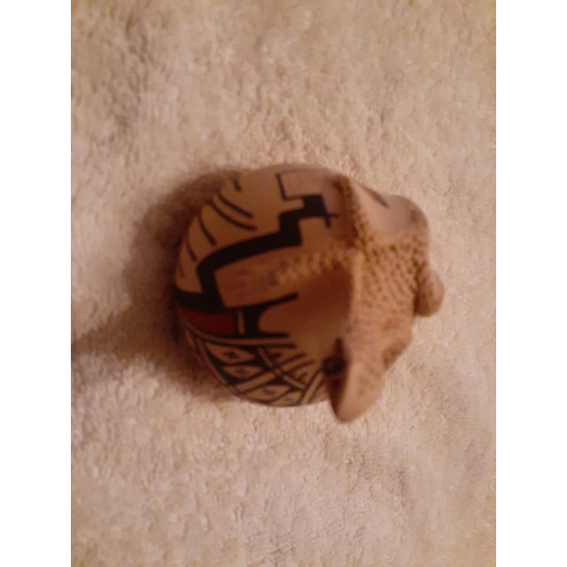 1990s Artist Signed Hopi Pueblo Pottery Iguana Figurine For Sale - Image 4 of 8