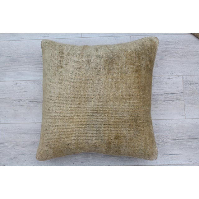 This Turkish pillow cover is made from the highest quality vintage rug in 100% wool on the front. The back is covered in...