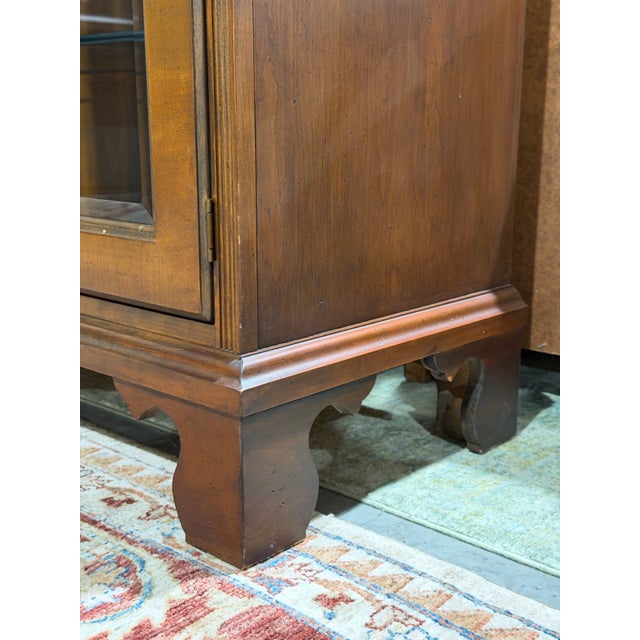 Late 20th Century Hekman Furniture Mahogany Glass Door Curio Display Cabinet With Drawer For Sale - Image 10 of 11