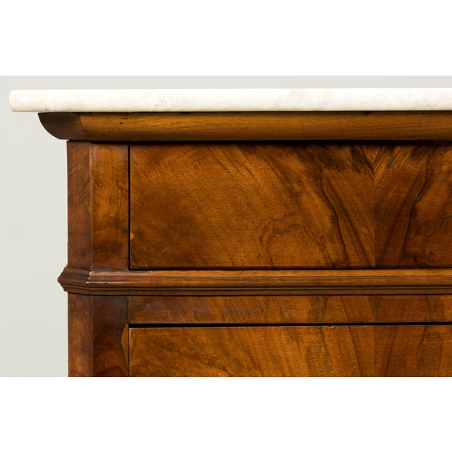 Mid-19th Century French Louis Philippe Walnut Commode With Carrara Marble Top For Sale - Image 4 of 18