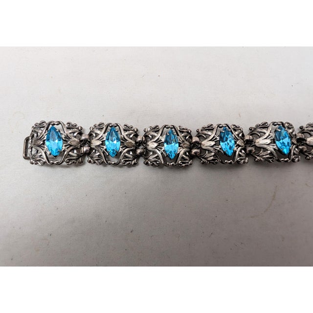 Vintage Signed Napier Book Piece Silvertone & Faux-Aquamarine Link Bracelet For Sale In Philadelphia - Image 6 of 9