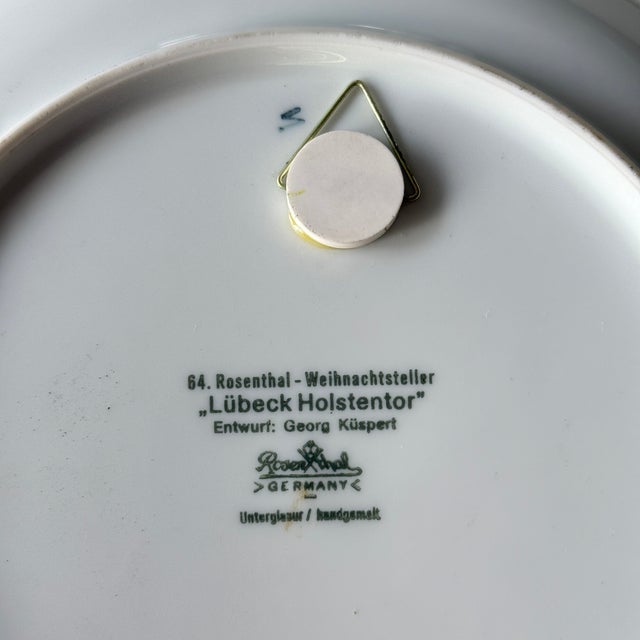 Hand-Painted Lübecker Holstentor Christmas Wall Plate by Georg Küspert for Rosenthal, 1973 For Sale - Image 3 of 6