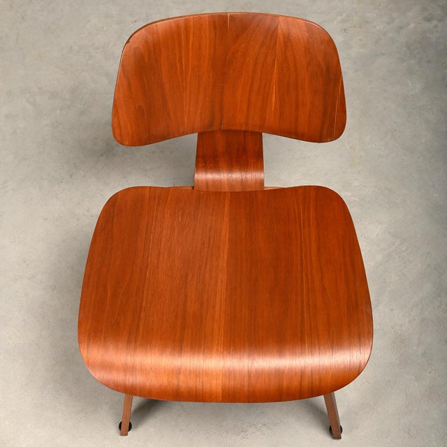 Early DCW Chair in Walnut Plywood by Charles and Ray Eames for Herman Miller, 1950s For Sale - Image 16 of 18