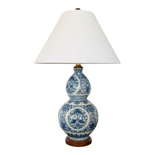 Lauren Ralph Lauren Blue & White Chinoiserie Double Gourd Porcelain Table Lamp – Koi Fish, Traditional Asian-Inspired Decor For Sale