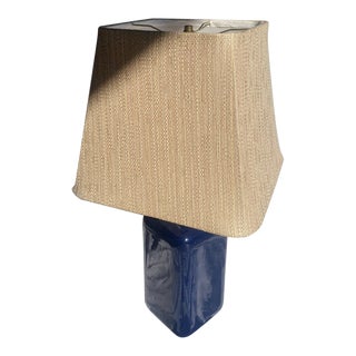 1980s Navy Blue Ceramic Square Ginger Jar Lamp With Wide Weave Tan Linen Shade For Sale