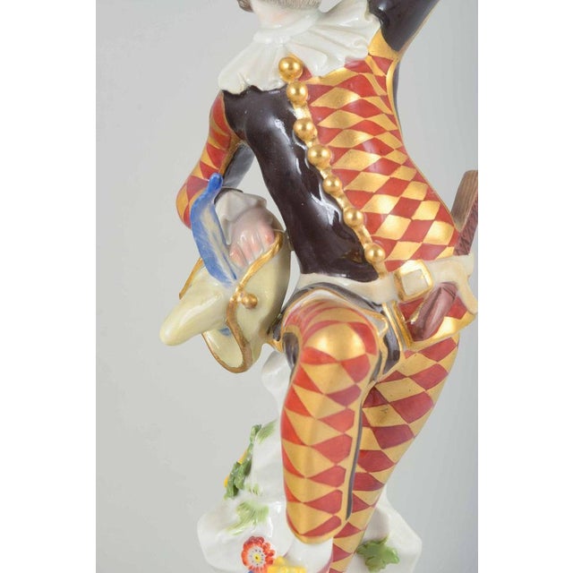 Meissen. Porcelain Figure of a Harlequin in a Classic Commedia Dellarte Costume. For Sale - Image 4 of 10