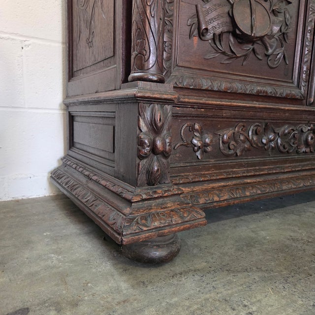 Gorgeous 19th Century French Carved Oak Bookcase With Turned Supports and Decorative Frieze For Sale - Image 4 of 18