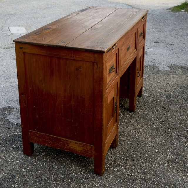This art nouveau writing desk is a charming example of period furniture, ideal for lovers of antiques and functional...