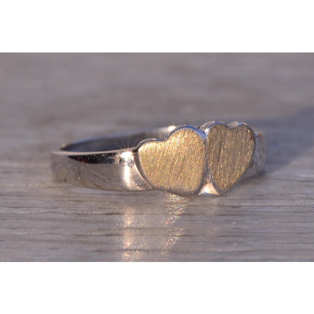 Metal The 59th Street: Engravable Double Heart Signet Ring in White Gold For Sale - Image 7 of 10