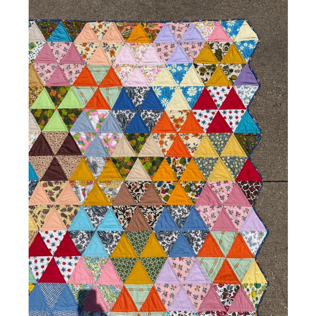 Quality Hand Stitched Cotton Triangle Feedsack Quilt From Ohio Estate For Sale In Cleveland - Image 6 of 18