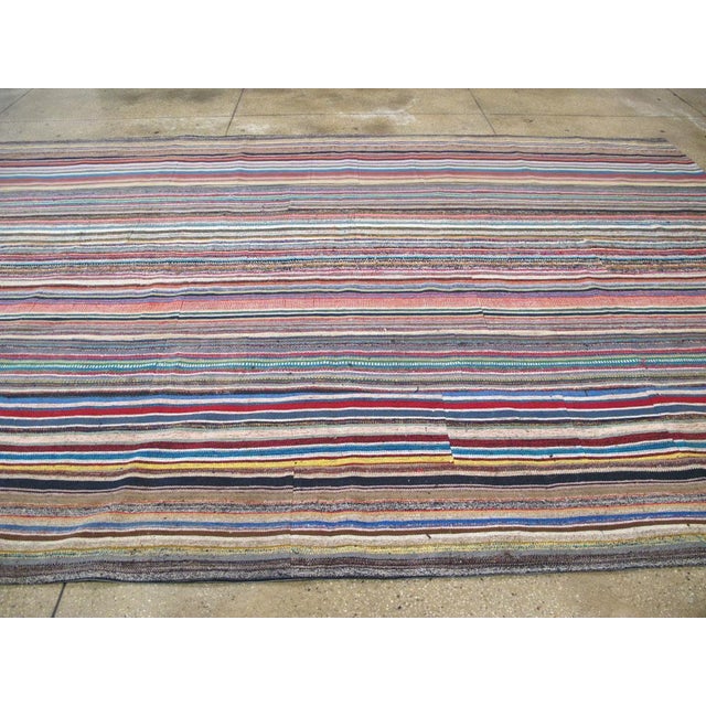 Galerie Shabab Collection Mid-20th Century Turkish Flatweave Kilim Room Size Carpet For Sale - Image 4 of 7