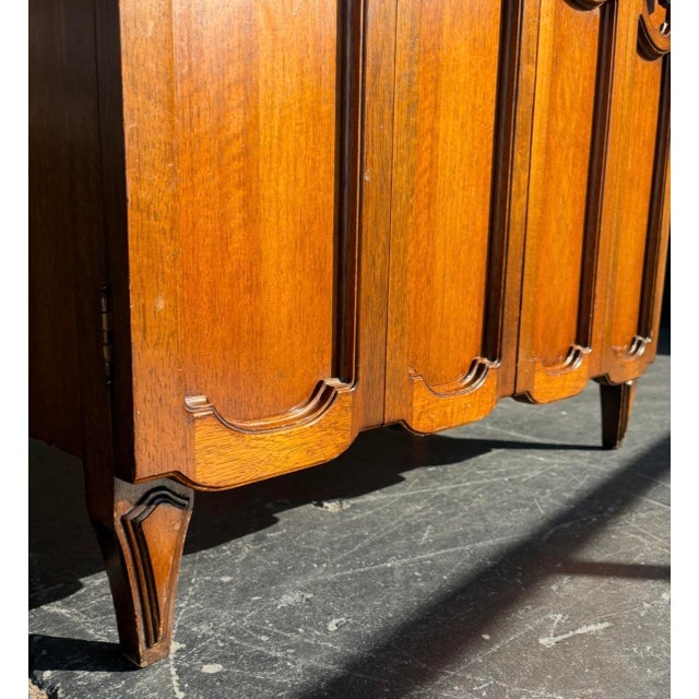 A very unique piece you’re unlikely to see again. This Freed-Waran gentleman’s chest is extremely well made, with a walnut...