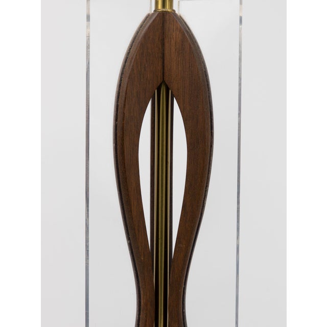 Brown MId Century Modern Wood and Lucite Table Lamp, American Mid 20th C. For Sale - Image 8 of 10