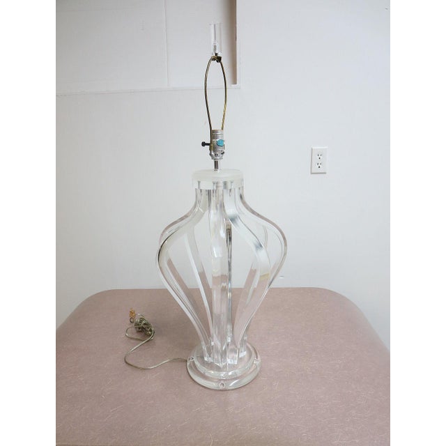 Up for consideration is this mid-century lucite table lamp. It looks similar to an urn and is ribbed. There is light wear...