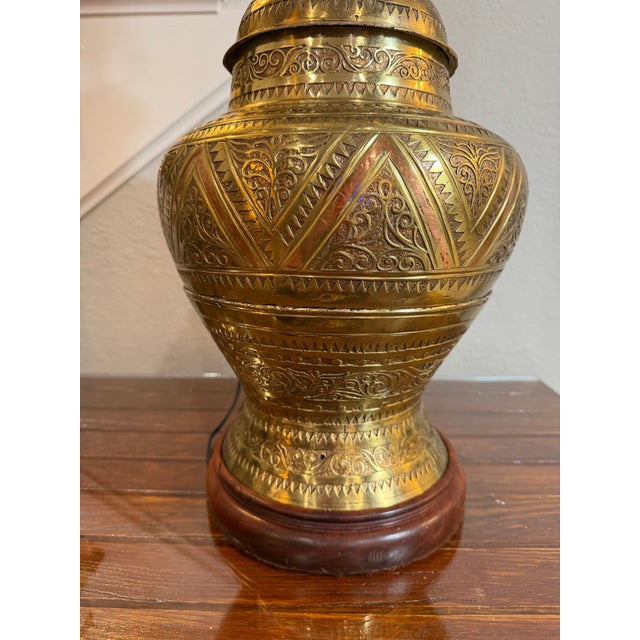 1930/1940s Large Boho Moroccan Urn Tooled Brass Lamp With Copper and Wood Accents For Sale - Image 10 of 12