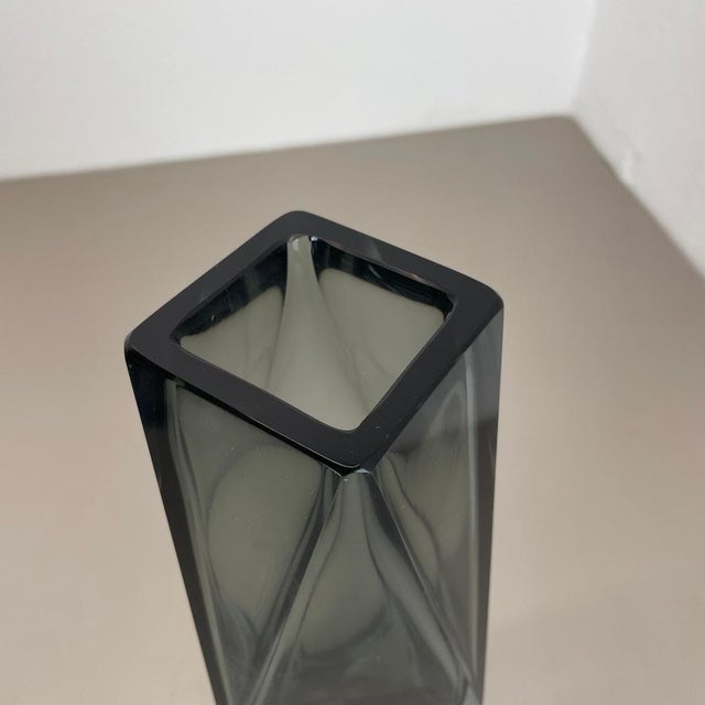 Faceted Murano Glass Sommerso Vase from Mandruzzato, Italy 1970s For Sale - Image 12 of 18