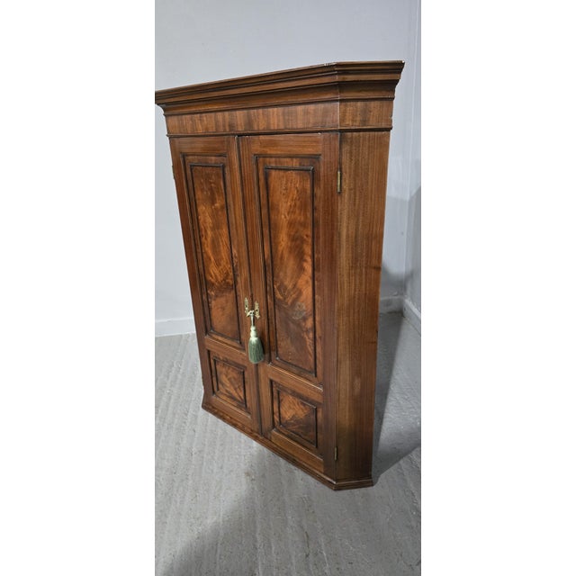 Excellent quality, Regency mahogany, wall hanging corner cupboard, having two flamed mahogany panelled doors with original...