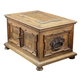 Chest of Drawers in Walnut and Briar with Key, 1703 For Sale