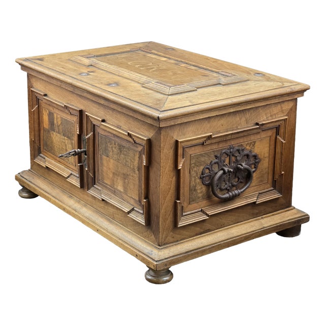 Chest of Drawers in Walnut and Briar with Key, 1703 For Sale