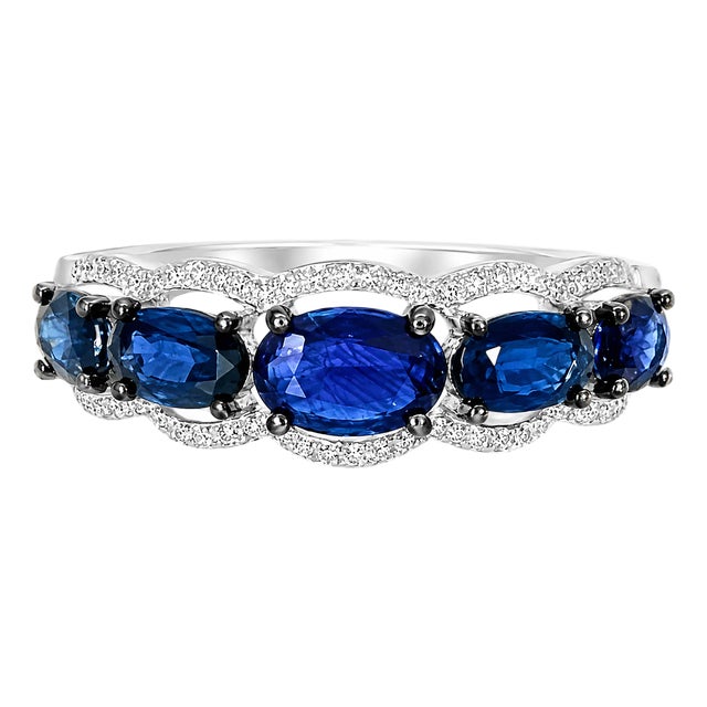 Late 20th Century 14K White Gold Graduated Sapphire Diamond Band Ring, Size 6.75 For Sale