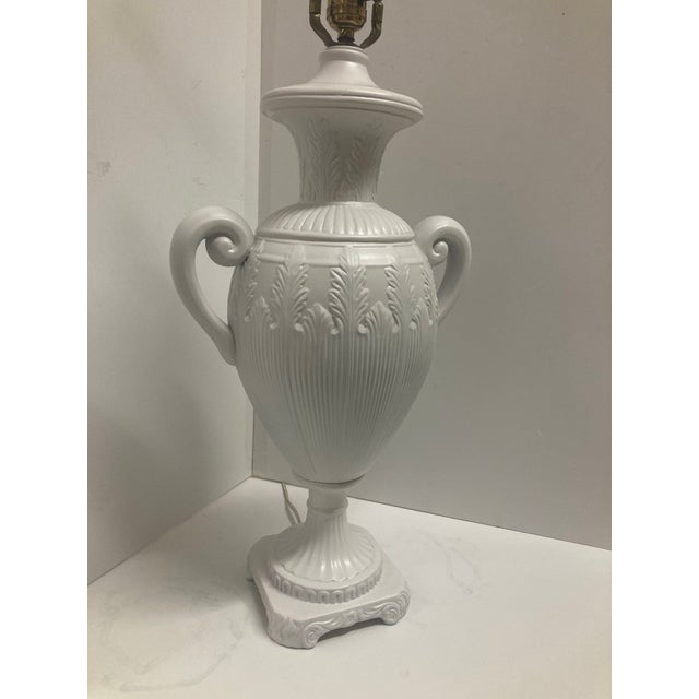 Ceramic Hollywood Regency Ceramic Urn Table Lamp in Fresh White Lacquered Finish For Sale - Image 7 of 11