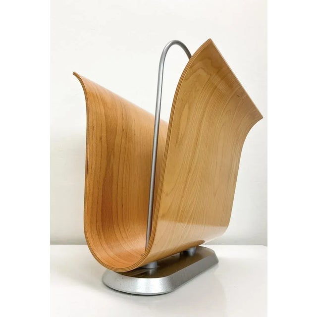 1970s spacious vintage modern U-shaped magazine rack by Ligne Roset. Made of curved/multiplex/wood. The handle is made of...