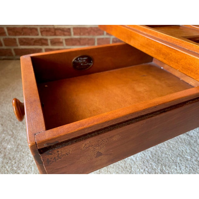 Farmhouse Mid 20th Century Cushman Colonial Creations Maple Cobbler's Table No. 5-16 For Sale - Image 3 of 11