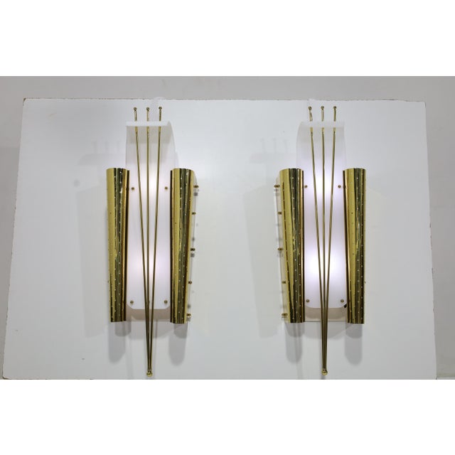 1960s Pair of Italian Wall Sconces in Brass and Lucite, 1960s For Sale - Image 5 of 8