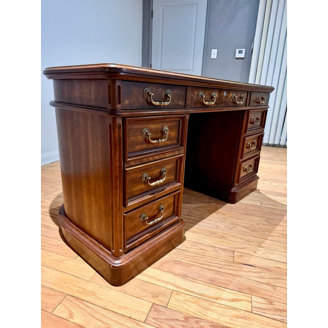 Mid 20th Century Mid-Century Sligh Kidney-Shaped Traditional Executive Mahogany Pedestal Desk For Sale - Image 5 of 9