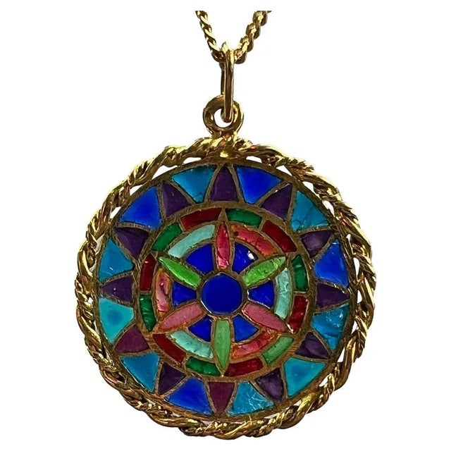 French 18 Karat Yellow Gold and Enamel Window Plique a Jour Pendant Medal, 1950s For Sale - Image 18 of 18