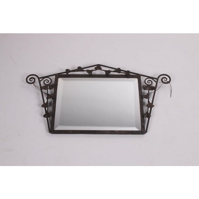 Discover the charm of the 1920s with this elegant art deco mirror, embellished with an elegant metal edge full of floral...
