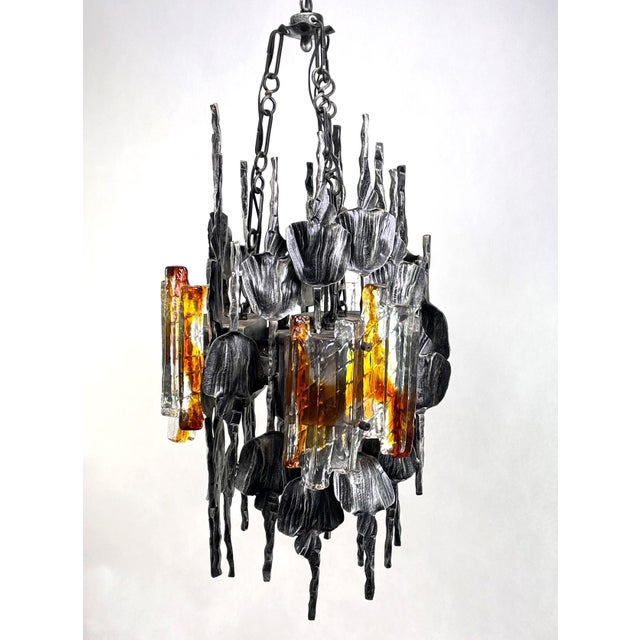 This impressive lamp is a true design classic from the 60s. The brutalist lamp in the extraordinary design is a highlight...