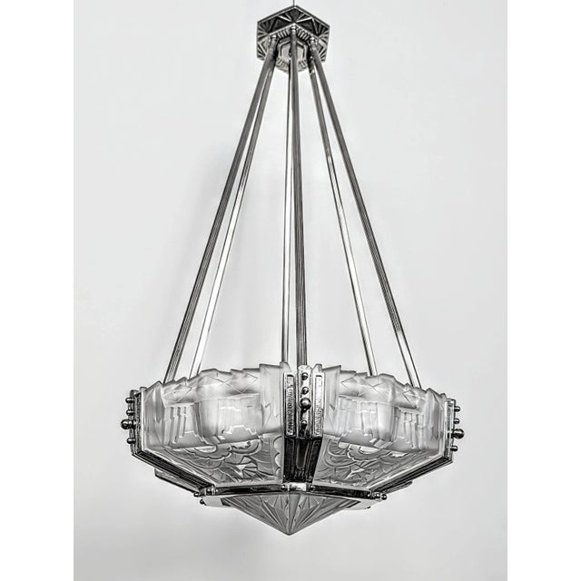A gorgeous French Art Deco chandelier by the French artist "Verrerie des Hugue." The chandelier comprises six-sided shades...
