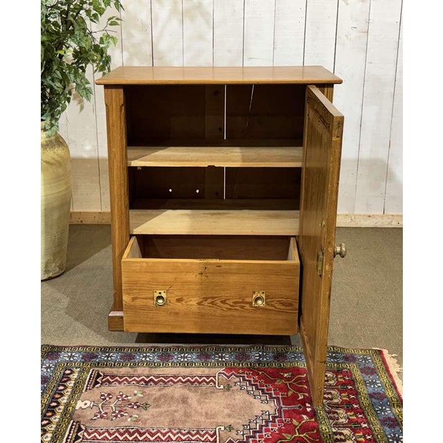 20th Century English Single-Door Sideboard in Pitch Pine For Sale - Image 4 of 13