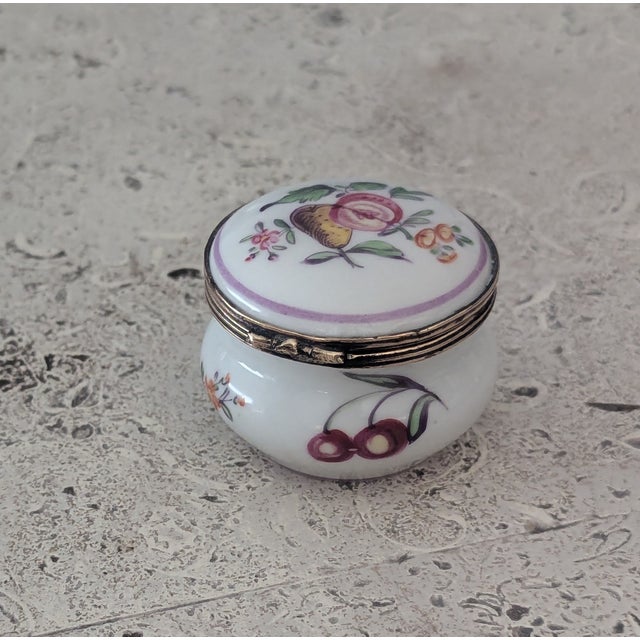 18th Century Porcelain Snuff/Trinket Box For Sale - Image 4 of 7