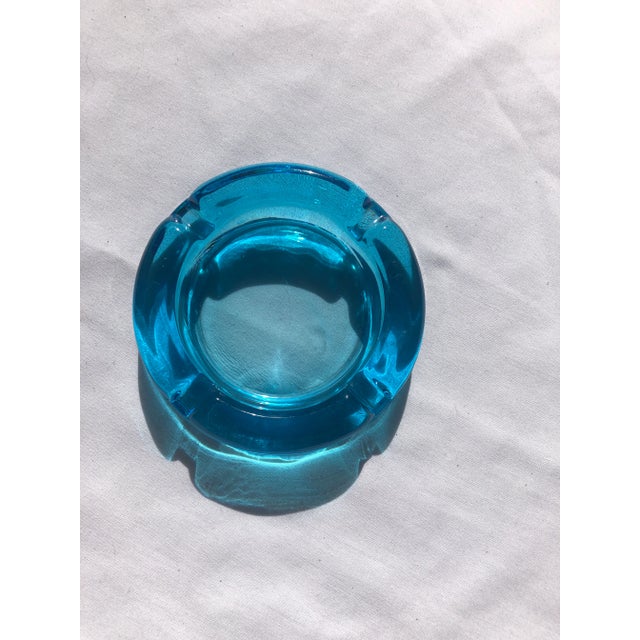 1970s Clear Turquoise Blue Round Ashtray Mid-Century Modern For Sale - Image 9 of 9