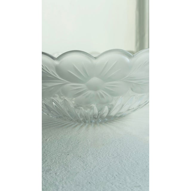 Vintage 1950s–1960s Lausitzer Lead Crystal Daisy Floral Fruit Bowl For Sale In New York - Image 6 of 9