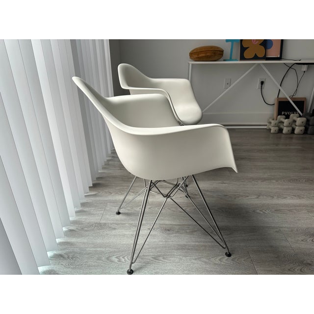 Mid-Century Modern Authentic Herman Miller Eames Molded Plastic Armchairs (Pair) – White, Wire Eiffel Base For Sale - Image 3 of 11