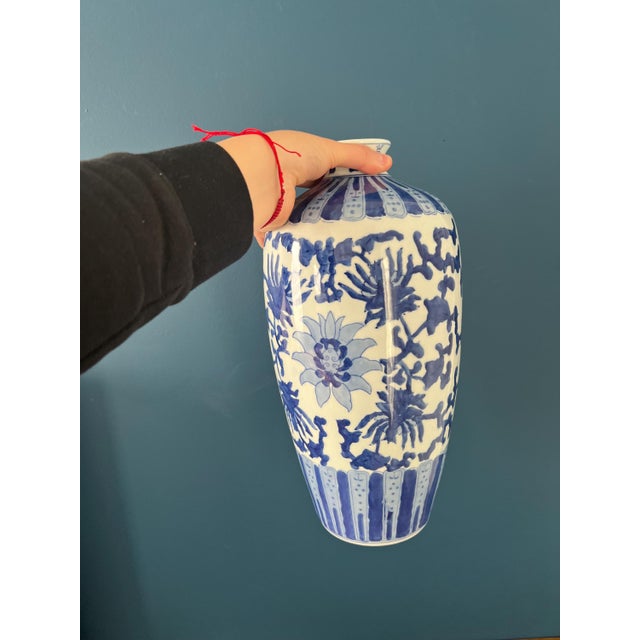1950s Chinese White and Blue Chinoiserie Vase For Sale - Image 5 of 9