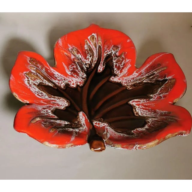 A fascinating centerpiece in the shape of a leaf in colored ceramic; the craftsman has given the leaf a pleasant and well-...