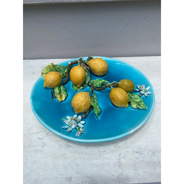 Large 19th Century Majolica Lemons Wall Platter from the South of France. Diameter / 13.3 inches.