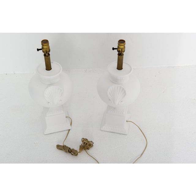 Dorothy Draper Pair Dorothy Draper style Bulbous Urn Lamps with Shell Detail For Sale - Image 4 of 12