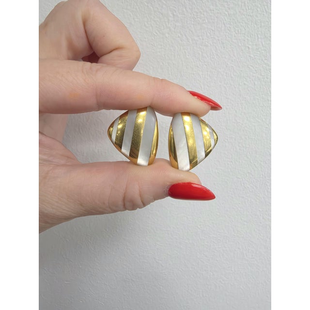 Modern 1980s Angela Cummings for Tiffany Striped Mother of Pearl 18k Gold Earrings, A Pair For Sale - Image 3 of 6