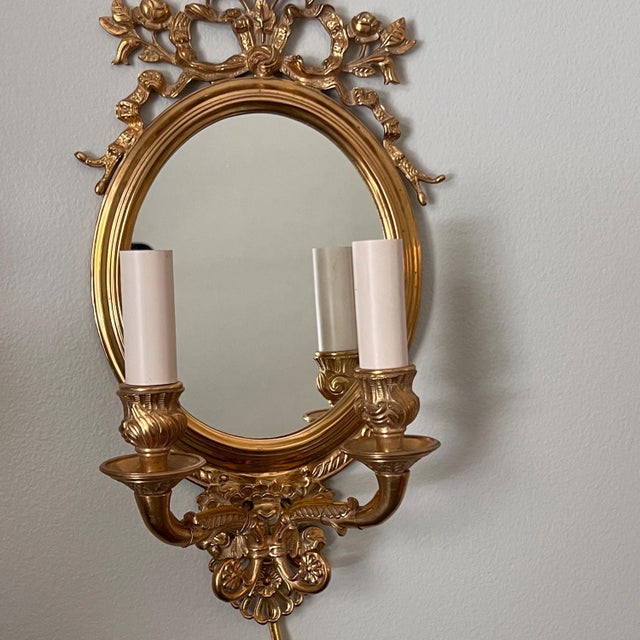 1960s Stunning vintage Baker Knapp and Tubbs gilt brass two-bulb wall sconce // French-style wall light with mirrored back // Floral wall sconce For Sale - Image 5 of 10