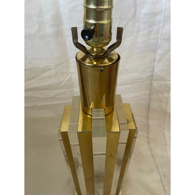 1970s Vintage Art Deco/Hollywood Regency Lucite/Brass Table Lamp For Sale - Image 5 of 9