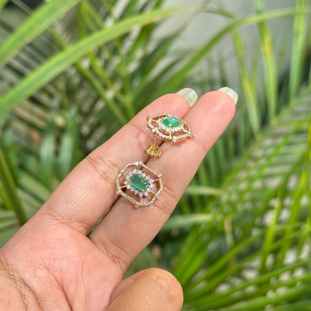 Contemporary Art Deco-Inspired 14k Yellow Gold 1.06 Ct Emerald & Diamond Halo Stud Earrings- A Pair For Sale - Image 3 of 16