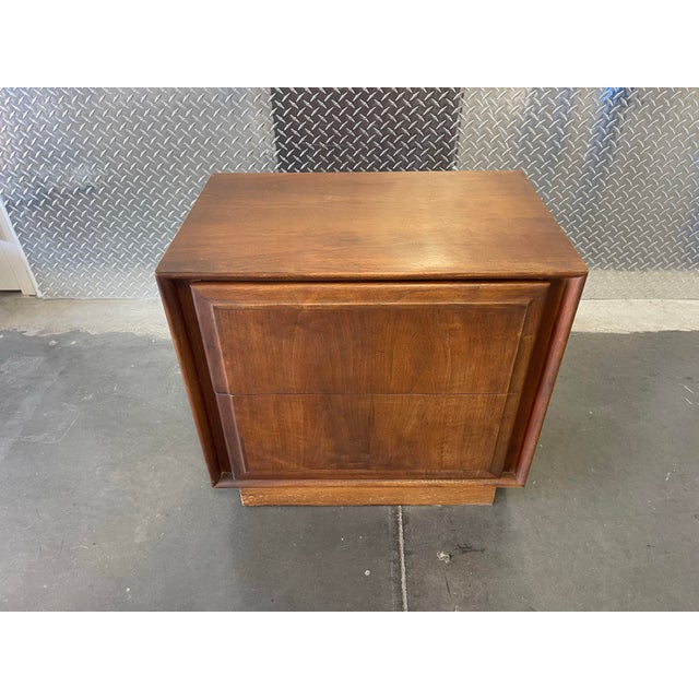 Dillingham Vintage Dillingham Walnut Nightstand / Two Drawer MCM Side Table For Sale - Image 4 of 12
