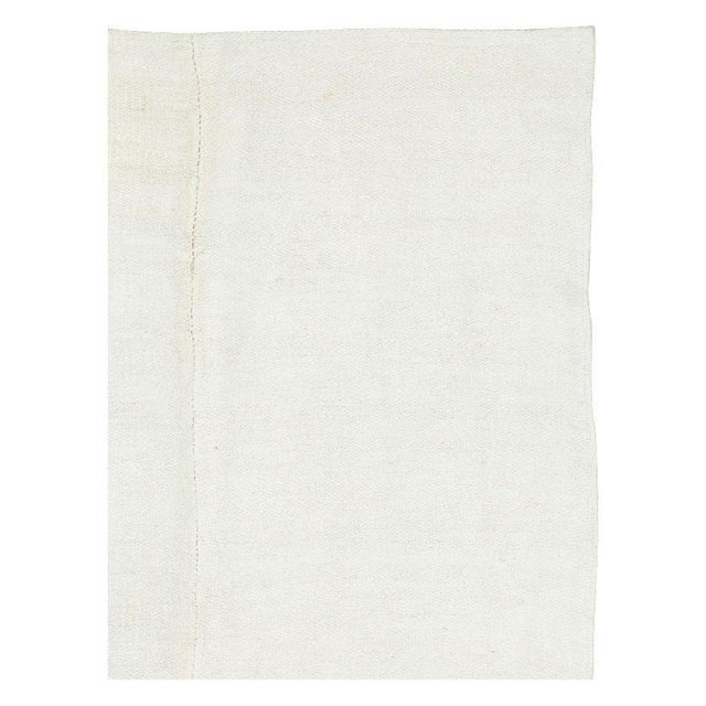 Contemporary Galerie Shabab Collection Mid-20th Century Handmade Turkish Hemp Flatweave Kilim Room Size Carpet in White For Sale - Image 3 of 10