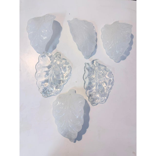 One wall lamp from the 1970s/80s, two-light, E14 sockets. Gold-plated metal, Murano glass (two clear glass leaves, four...